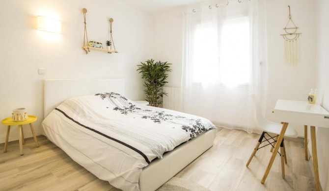 "COSY" Appartement confort de 50m2 à 150m de la Mer et du Centre ville, parking gratuit