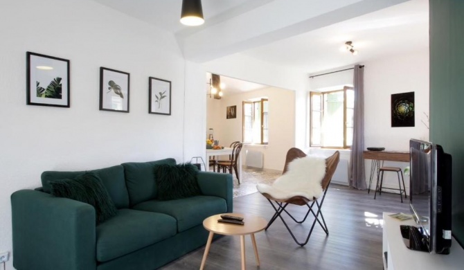 L'Or Vert, CASTLE VIEW, PRIVATE parking, Air conditioner, Netflix, 160m from medieval town