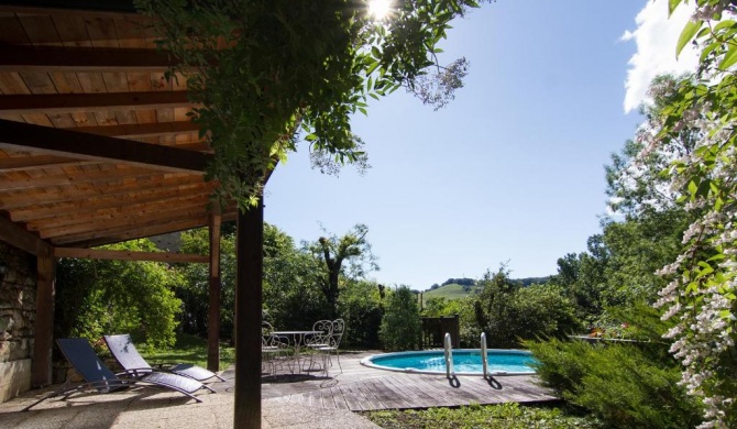 Belle maison de maître avec piscine et jardin au bord d'un village médièval