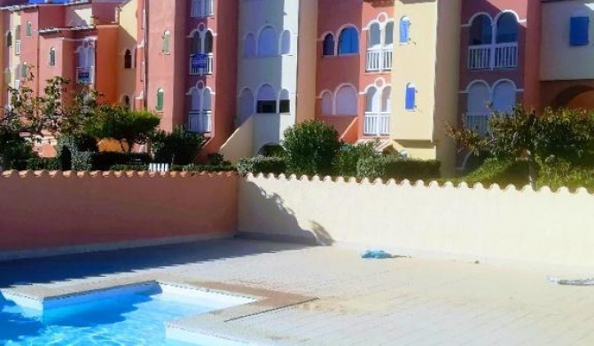 Résidence calme avec piscine et vue sur l'eau, jardin privé, parking