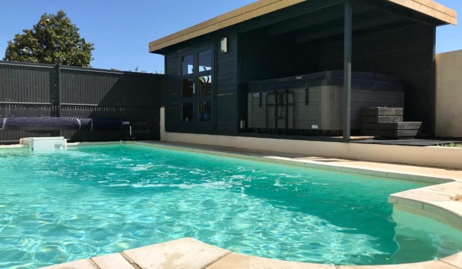 GuestHouse La Costière - logements indépendants - espace piscine jacuzzi