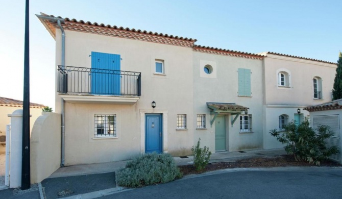 Modern Villa near Sea in Aigues Mortes with Balcony Terrace